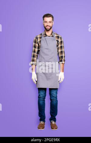 Ritratto integrale di carpentiere bello e attraente con acconciatura in jeans occhiali di sicurezza, guardando la macchina fotografica isolato su sfondo grigio Foto Stock