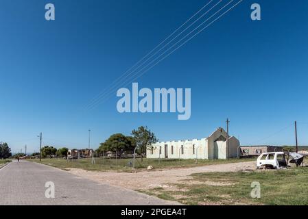 Campbell, Sudafrica - 24 febbraio 2023: Una scena di strada, con le rovine e un relitto di auto, a Campbell. Foto Stock