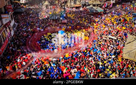 Kathmandu, Bagmati, Nepal. 22nd Mar, 2023. Le persone della comunità Newar trasportano carri di tre Dee Kankeshwori, Bhadrakali e Sankata che indossano cappellini colorati durante il festival dei carri ad Ason a Kathmandu, Nepal il 22 marzo 2023. Il festival è celebrato ogni anno dalla comunità Newar un giorno dopo Ghodejatra per concludere il festival di tre giorni 'Pahan Chahre', che è uno dei festival religiosi del Nepal celebrato con particolare fervore a Kathmandu. (Credit Image: © Sunil Sharma/ZUMA Press Wire) SOLO PER USO EDITORIALE! Non per USO commerciale! Foto Stock