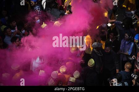 Kathmandu, Bagmati, Nepal. 22nd Mar, 2023. Le persone della comunità Newar che indossano cappellini colorati partecipano al festival dei carri ad Ason a Kathmandu, Nepal, il 22 marzo 2023. Il festival è celebrato ogni anno dalla comunità Newar un giorno dopo Ghodejatra per concludere il festival di tre giorni 'Pahan Chahre', che è uno dei festival religiosi del Nepal celebrato con particolare fervore a Kathmandu. (Credit Image: © Sunil Sharma/ZUMA Press Wire) SOLO PER USO EDITORIALE! Non per USO commerciale! Foto Stock