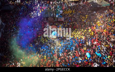 Kathmandu, Bagmati, Nepal. 22nd Mar, 2023. Le persone della comunità Newar trasportano carri di tre Dee Kankeshwori, Bhadrakali e Sankata che indossano cappellini colorati durante il festival dei carri ad Ason a Kathmandu, Nepal il 22 marzo 2023. Il festival è celebrato ogni anno dalla comunità Newar un giorno dopo Ghodejatra per concludere il festival di tre giorni 'Pahan Chahre', che è uno dei festival religiosi del Nepal celebrato con particolare fervore a Kathmandu. (Credit Image: © Sunil Sharma/ZUMA Press Wire) SOLO PER USO EDITORIALE! Non per USO commerciale! Foto Stock