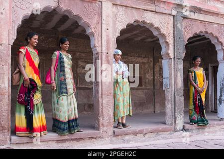 Jodhpur, Rajasthan, India - 19th ottobre 2019 : belle donne del Rajasthan di mezza età che posano portando i vestiti colorati tradizionali del rajasthani. Foto Stock