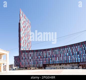 Tirana, Albania. Marzo 2023. vista sui grattacieli moderni del centro Foto Stock