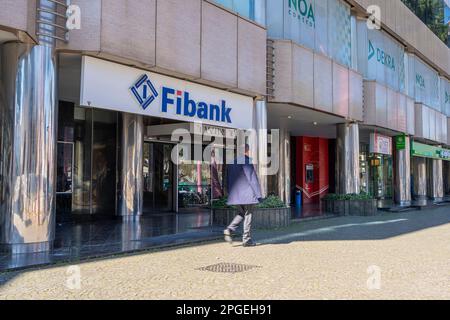 Tirana, Albania. Marzo 2023. Vista esterna della filiale di Fibank in una strada nel centro della città Foto Stock