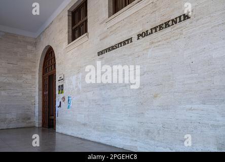 Tirana, Albania. Marzo 2023. L'edificio politecnico dell'Università di Tirana, nel centro della città Foto Stock