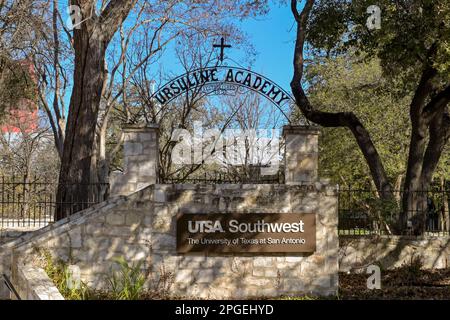 San Antonio, Texas, USA - 2023 febbraio: Ingresso all'Accademia delle urine che fa parte dell'Università del Texas Foto Stock