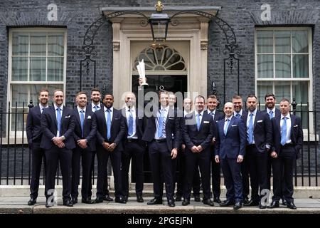 Il capitano Jos Buttler (al centro) con i membri della squadra della Coppa del mondo d'Inghilterra T20 che ha vinto la squadra di cricket arriva a Downing Street, Londra, davanti a un ricevimento con il primo ministro Rishi Sunak. Data immagine: Mercoledì 22 marzo 2023. Foto Stock