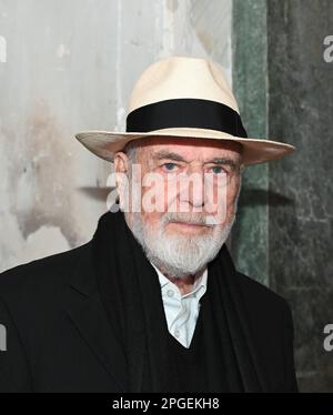 Milano, Italia. 22nd Mar, 2023. Milano, Italia la Pace Preventiva di Michelangelo Pistoletto Mostra e installazioni nella Sala delle Cariatidi di Palazzo reale dal 23 marzo al 4 giugno 2023 nella foto:Michelangelo Pistoletto con le sue opere Credit: Independent Photo Agency/Alamy Live News Foto Stock