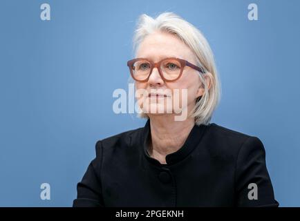 Dr. hc Monika Schnitzer, Presidente del Consiglio di Esperti economici, alla presentazione delle previsioni economiche aggiornate per il 2023/24 alla conferenza stampa federale di Berlino, 22 marzo 2023. Foto Stock