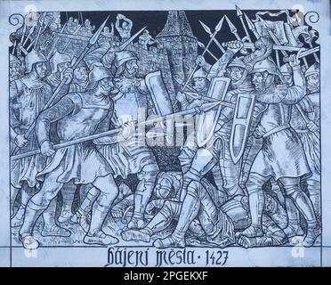 STRIBRO, REPUBBLICA CECA, EUROPA - Municipio, affresco sulla facciata esterna che mostra crociati nel 1427 attaccando Stribro, Piazza Masarykovo nella città di Stribro Foto Stock