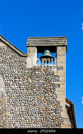 Una vista della campana esterna montata nel 1930s ricostruita Chiesa di San Nicola nel Nord Norfolk nel villaggio di Dilham, Norfolk, Inghilterra, Regno Unito. Foto Stock