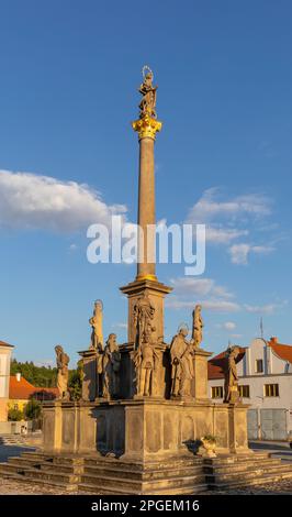 STRIBRO, REPUBBLICA CECA, EUROPA - colonna Mariana, in Piazza Masarykovo nel centro di Stribro. La base presenta 13 sculture di santi (patroni della peste). Foto Stock