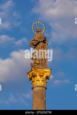 STRIBRO, REPUBBLICA CECA, EUROPA - colonna mariana, statua della Vergine Maria, in Piazza Masarykovo nel centro di Stribro. Foto Stock