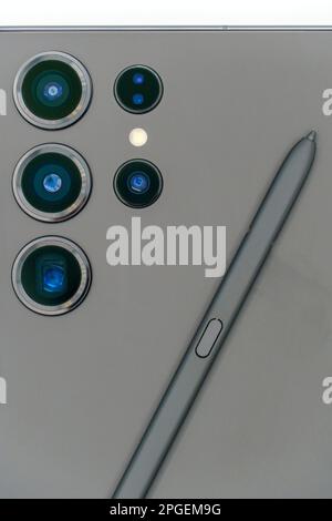 Primo piano degli obiettivi della fotocamera su un phantom nero Samsung Galaxy S23 Ultra ammiraglia smartphone Android su sfondo bianco Foto Stock