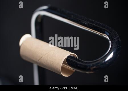 Nel rotolo non è rimasta carta igienica Foto Stock