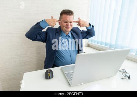 stress e fatica da lavoro fastidioso di routine. scioccato disperato uomo d'affari in camicia puntando il dito alla sua testa in sparare se stesso gesto dopo r Foto Stock