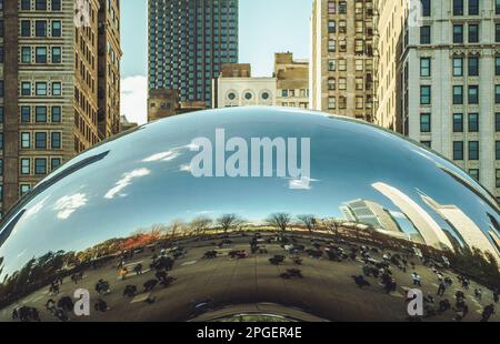 Cloud Gate riflessioni urbane. Scultura pubblica dell'artista Anish Kapoor. Chicago, Illinois, Stati Uniti d'America. Foto Stock