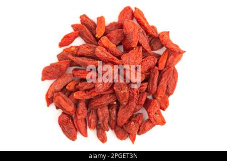 Bacche di Goji rosse disidratate isolate su sfondo bianco Foto Stock