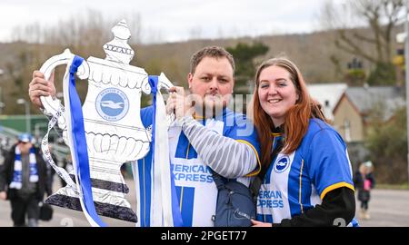 I fan di Brighton durante l'incontro finale della Emirates fa Cup tra Brighton e Hove Albion e Grimsby Town all'American Express Community Stadium , Brighton UK - 19 marzo 2023 - Foto Simon Dack/Telephoto Images solo per uso editoriale. Nessun merchandising. Per le immagini di calcio si applicano le restrizioni di fa e Premier League inc. Nessun utilizzo di Internet/cellulare senza licenza FAPL - per i dettagli contattare Football Dataco Foto Stock