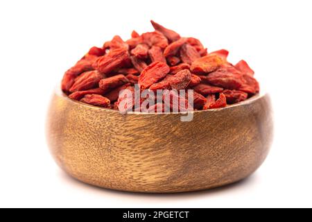 Bacche di Goji rosse disidratate isolate su sfondo bianco Foto Stock