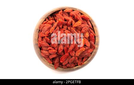 Bacche di Goji rosse disidratate isolate su sfondo bianco Foto Stock