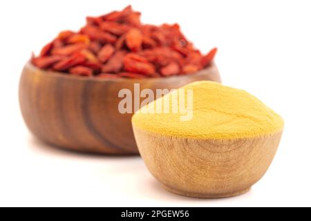 Bacche di Goji disidratate e polvere di bacche di Goji isolate su sfondo bianco Foto Stock