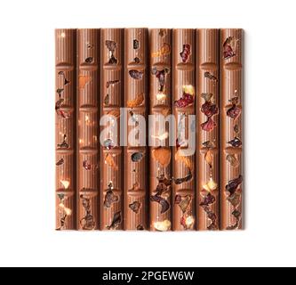Due barrette di cioccolato al latte con uvetta e noci su uno sfondo bianco vista dall'alto. Cioccolato fatto a mano con mandorle e uva secca primo piano sull'isolamento. Foto Stock
