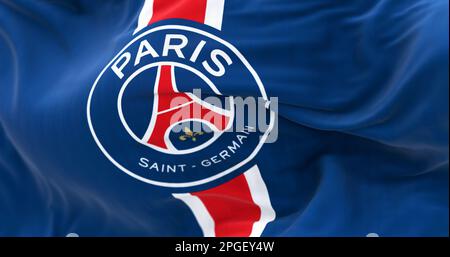 Parigi, FR, marzo 2023: La squadra di calcio di Parigi Saint Germain sventolando al vento. Paris Saint Germain è un club di calcio professionistico con sede a Parigi, in Francia Foto Stock