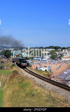 Motore a vapore Braveheart 75014 passando le folle di vacanza su Goodrington South Sands, Paignton, Torbay, in direzione Kingswear Devon Foto Stock