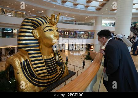 HHravityHH un'installazione su larga scala dell'artista concettuale Awol Erizku, con sede a Los Angeles, è esposta al Pacific Place dell'Ammiragliato. 16MAR23 SCMP/Sam Tsang Foto Stock