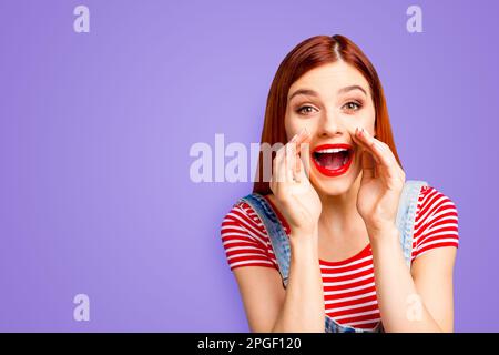 Ritratto di bella ragazza vivace girlish rosso capelli dritti felice ragazza con bocca aperta, annuncio grande vendita, isolato su sfondo blu, copia spazio Foto Stock