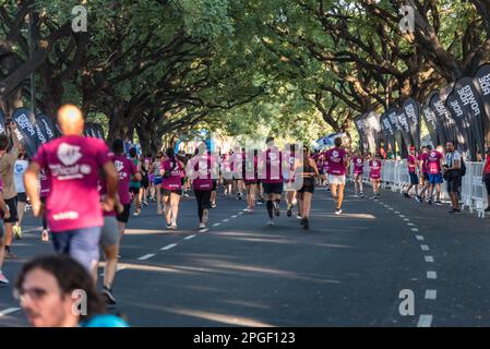 Buenos Aires, Argentina - 19 marzo 2023: Gara dell'UNICEF per l'istruzione. I corridori che iniziano la gara come visto da dietro Foto Stock