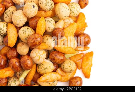 Un mix di vari cracker di riso uno spuntino speziato e salato isolato su uno sfondo bianco Foto Stock