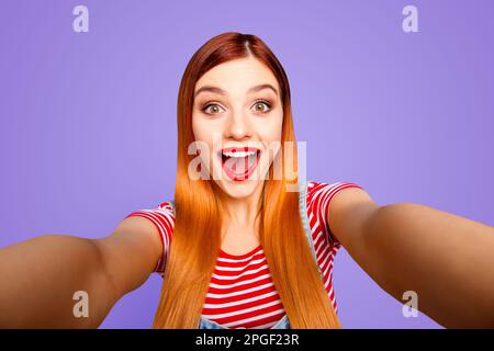 Hey come sei lì primo piano studio ritratto foto di bella divertente funky cute sorpreso scioccato con la signora bocca aperta prendere facendo selfie isolato Foto Stock