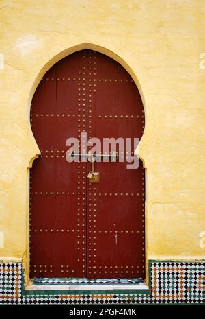 Antica porta in legno a forma di ferro di cavallo, Marocco Foto Stock