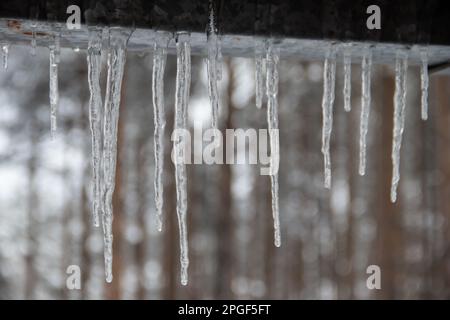 icicle appeso al tetto durante l'inverno Foto Stock