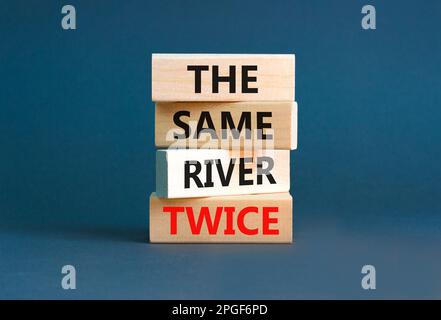 Lo stesso fiume due volte simbolo. Concetto parole lo stesso fiume due volte su blocco di legno. Bellissimo sfondo grigio tavolo. Business motivazionale lo stesso Foto Stock