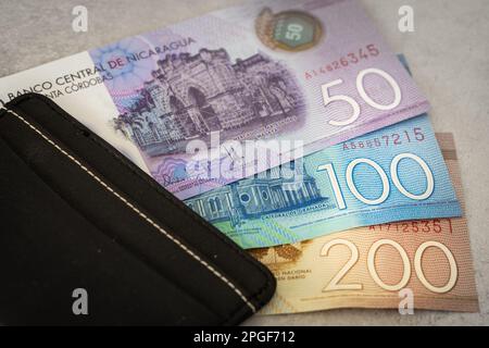 Denaro del Nicaragua, banconote varie, portafoglio nero elegante, primo piano, Nicaragua Cordobas valuta Foto Stock