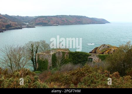 Forte l'Etacquerel con Bouley Bay sullo sfondo in una giornata invernale (Baliato di Jersey) Foto Stock