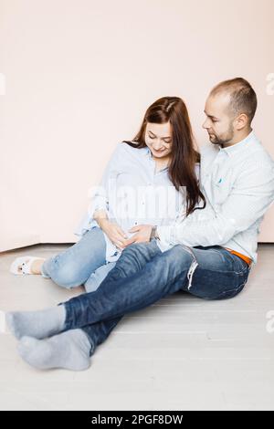 la coppia che si aspetta un bambino sta sperimentando un periodo felice di gravidanza Foto Stock