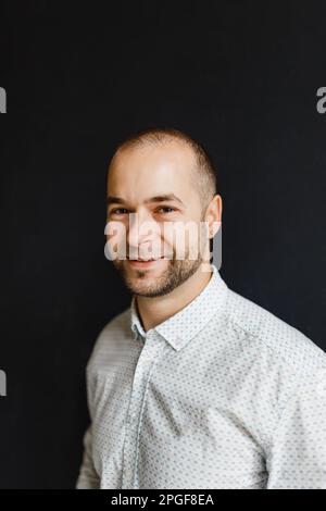 ritratto di un uomo d'affari trentenne in jeans e una camicia Foto Stock