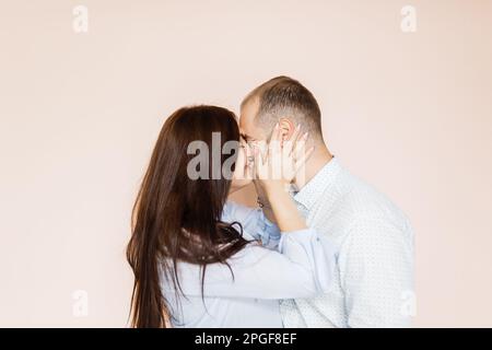 l'uomo e la donna innamorata si pongono per un ritratto di famiglia Foto Stock