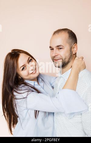 l'uomo e la donna innamorata si pongono per un ritratto di famiglia Foto Stock