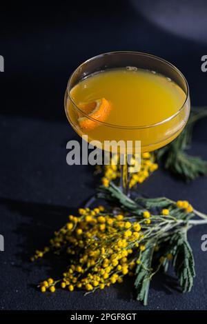 Cocktail Mimosa in vetro su tavolo in pietra nera Foto Stock