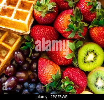 Immagine ravvicinata di waffle e frutta Foto Stock