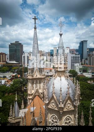 Splendida vista sui droni dell'edificio della chiesa e sugli alberi verdi Foto Stock