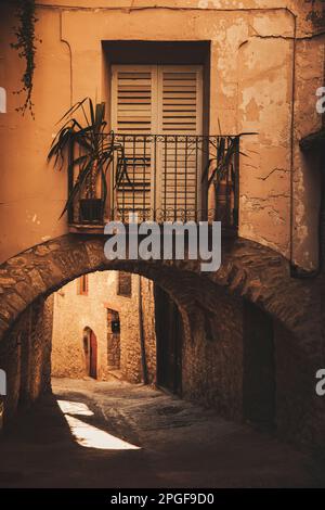 Balcone sopra un tunnel che attraversa alcune strade di una bella città Foto Stock