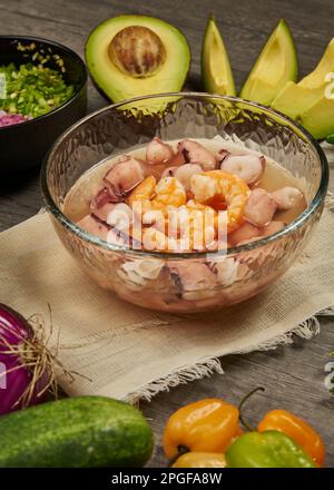 Brodo di gamberetti senza conchiglie con verdure per contorno Foto Stock