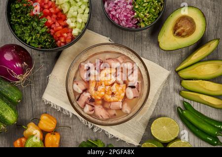 Brodo di gamberetti senza conchiglie con verdure per contorno Foto Stock