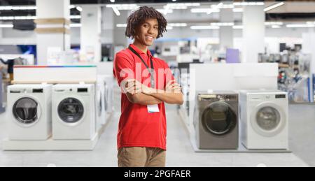 Assistente del negozio afro-americano all'interno di un negozio di elettrodomestici Foto Stock
